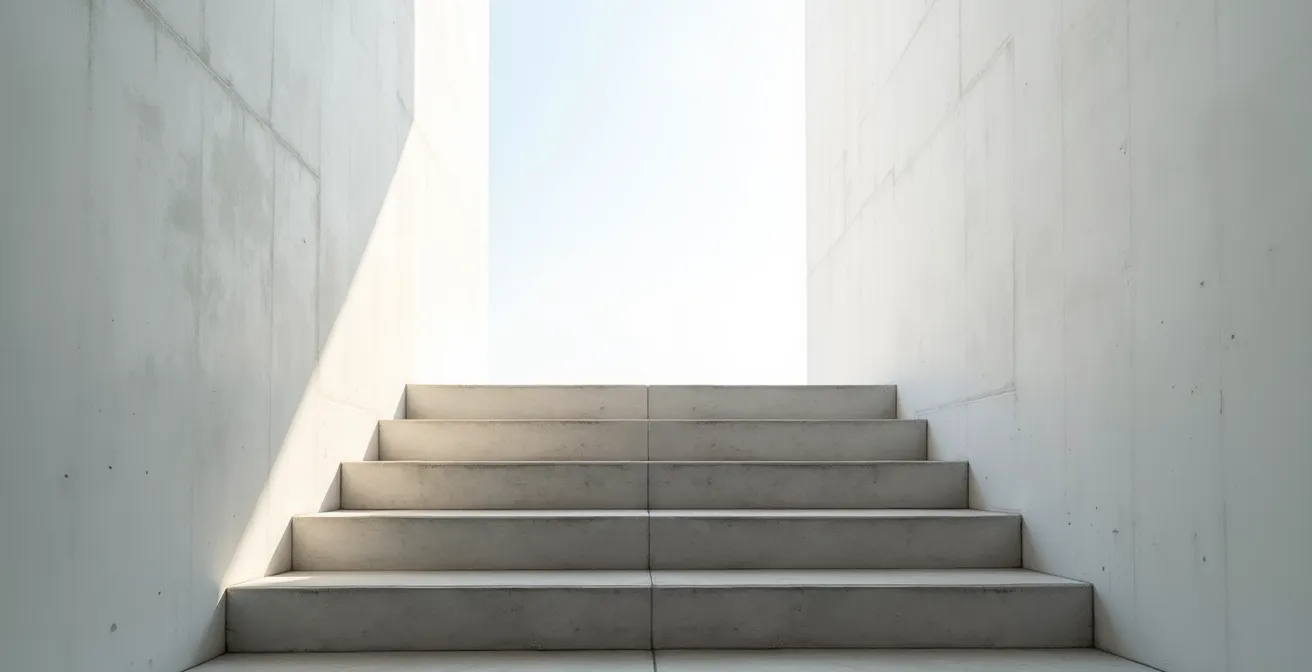 Escalier lumineux montant vers une ouverture lumineuse, symbolisant la progression